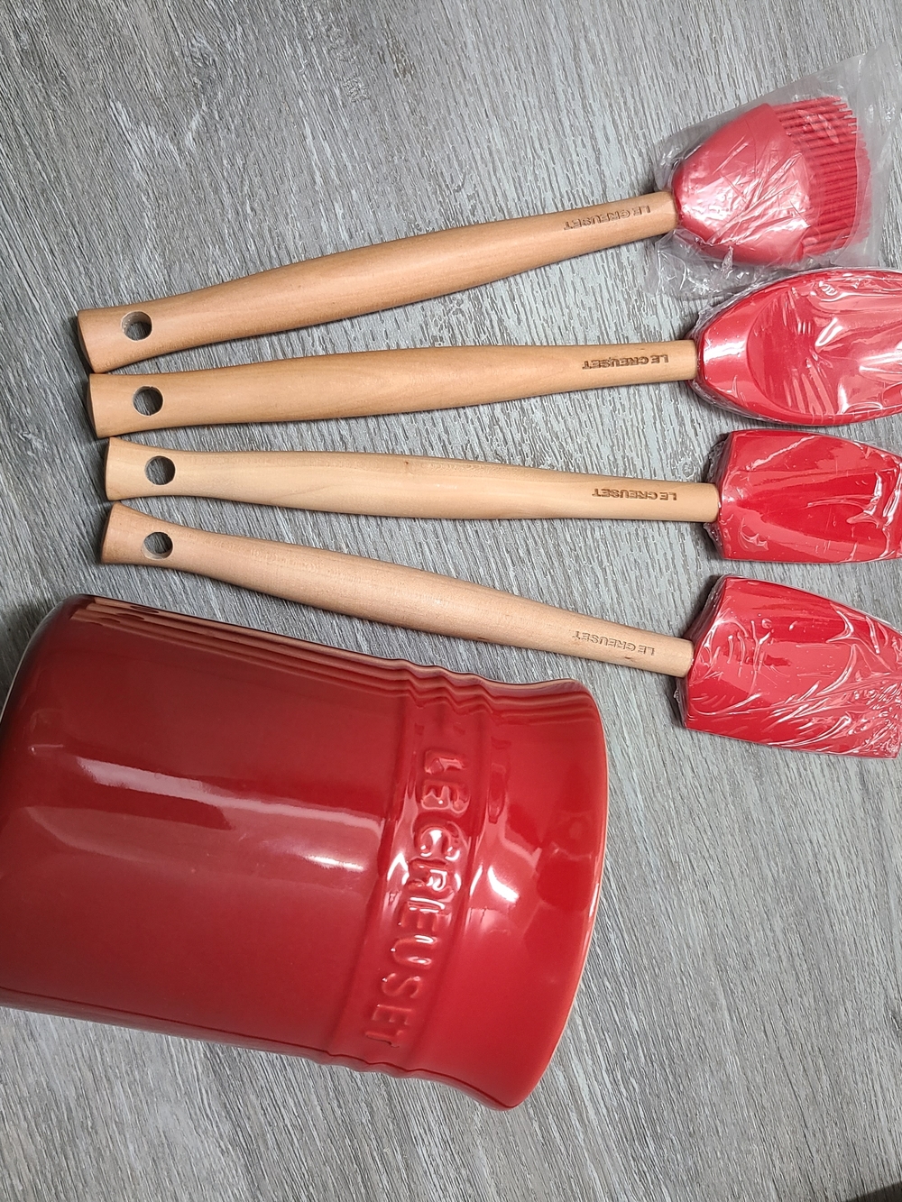 Le Creuset Cerise Stoneware Utensil Crock with Red Silicone Spatulas - Picture 2 of 4